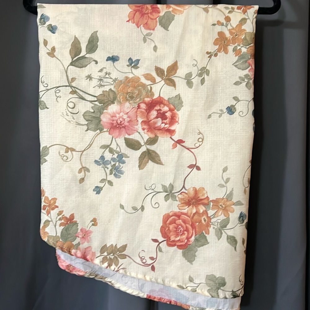 Violet Linen Incorporated 60" Round Tablecloth - Floral Design